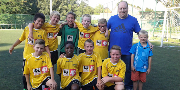 22/08/2015 - Voor de U13A herbegonnen de trainingen op 17/08/2015 maar zowat de helft van de spelers bleek nog met vakantie. Meer nog, voor het tornooi op Rhodienne bleken slechts 7 spelers beschikbaar. Dus ging men op zoek in de U12 naar helpende voeten om de kern te vervolledigen. Gelukkig bleken Julien en nieuwkomer Mathias bereid om de U13 uit de nood te helpen. Met een op z’n minst experimentele selectie van 9 spelers trok trainer Dirk Pauwels naar onze buurgemeente